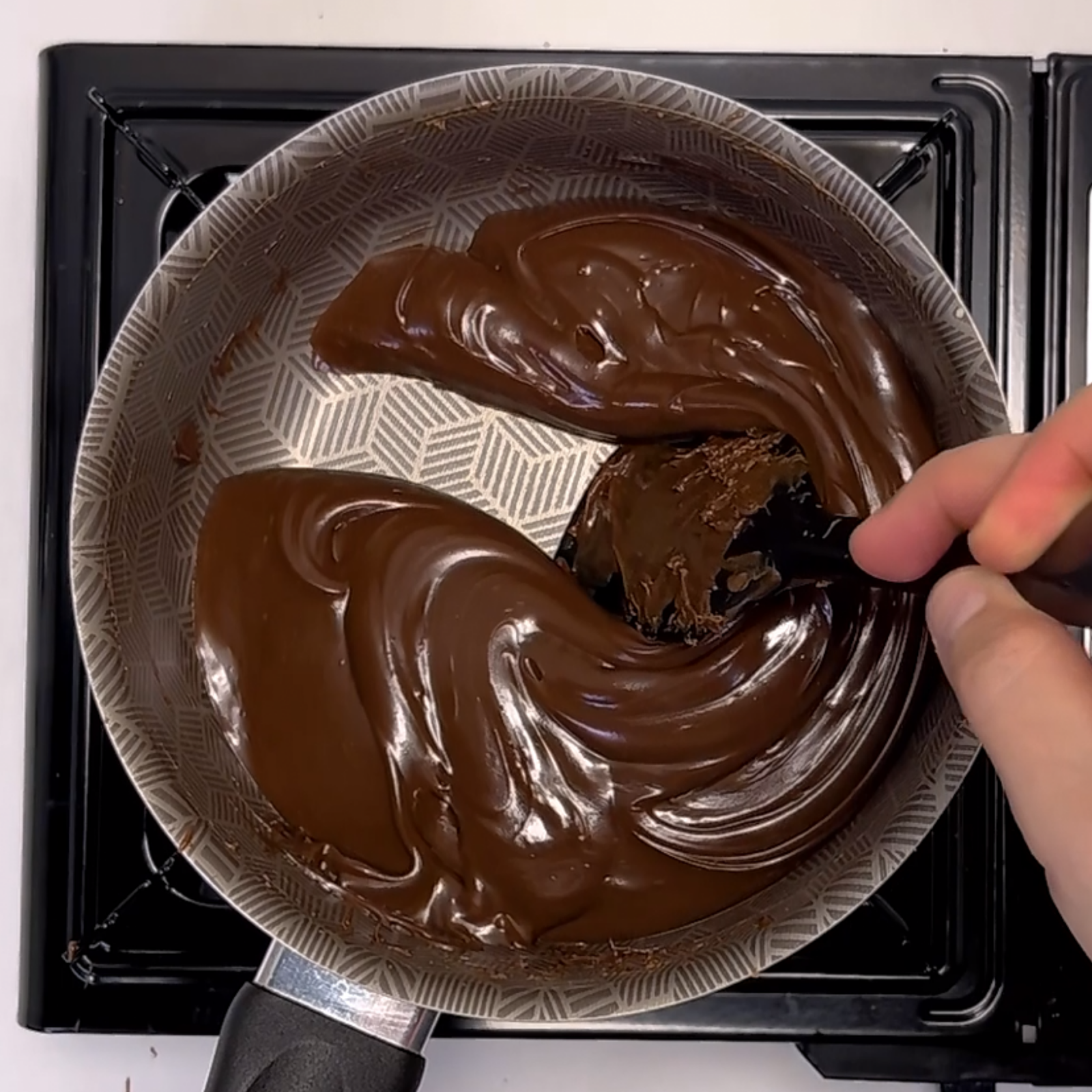 Massa de brigadeiro sendo trabalhada na panela durante demonstração do ponto