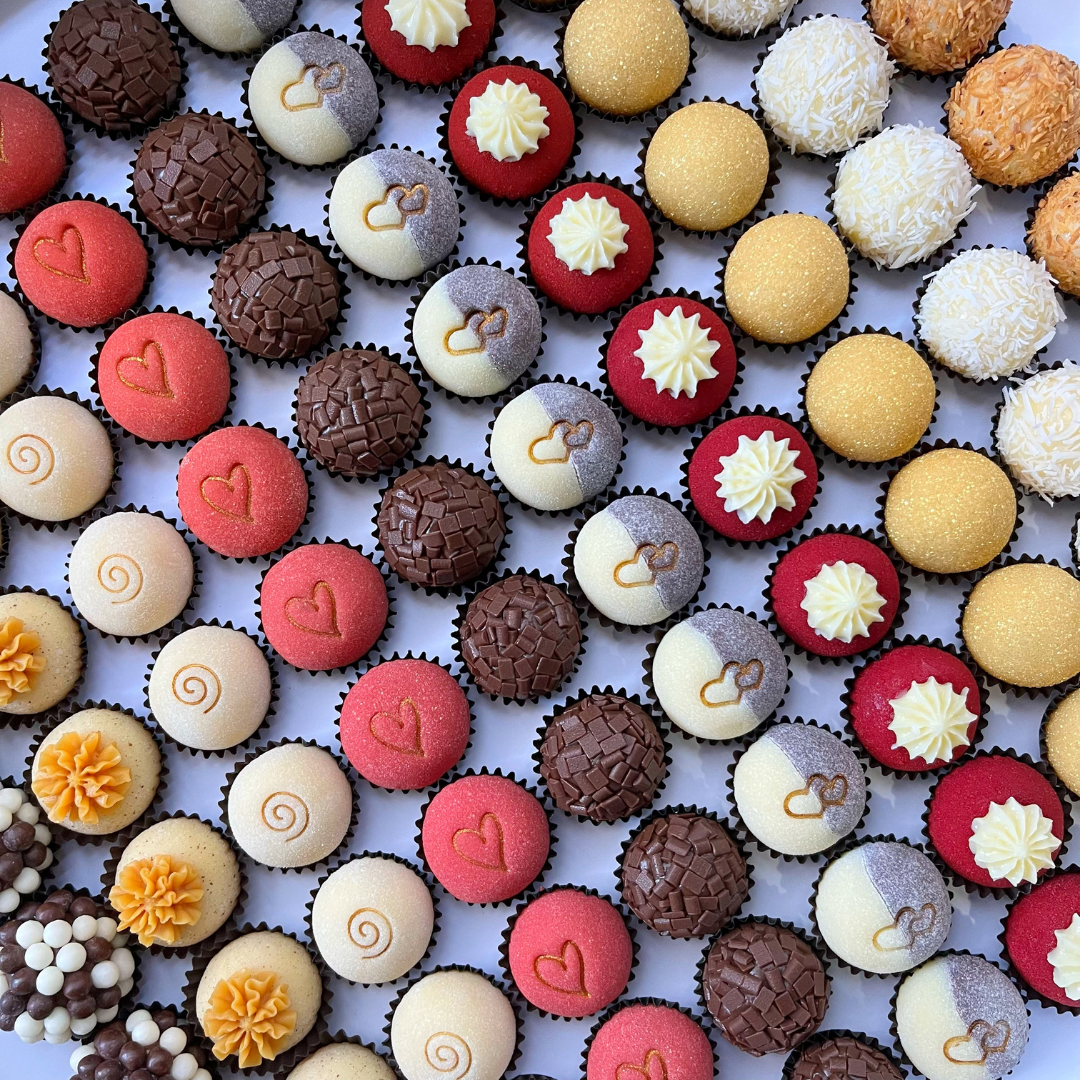 Variedade de brigadeiros gourmet produzidos pela Bacabu