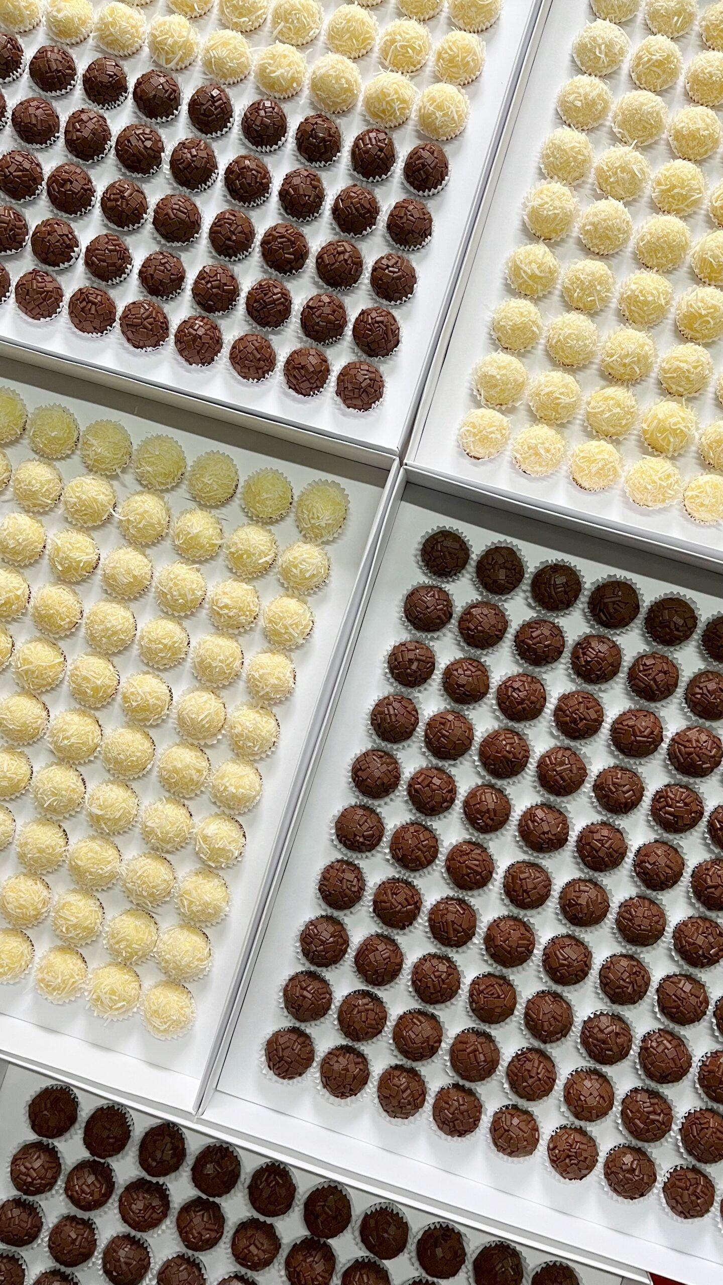 Bandejas com brigadeiros gourmet produzidos na Bacabu